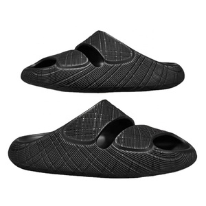 Claquettes noires en PU à semelle ouverte, semelle extérieure en caoutchouc antidérapante, pantoufles d'intérieur toutes saisons décontractées pour hommes avec décoration à rayures - Product Image 1