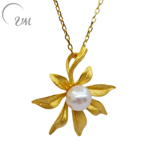 Collar con Colgante de Plata de Ley 925 con Forma de Flor Dorada de UM Jewelry, Perla Natural de Agua Dulce al por Mayor para Boda o Compromiso - Product Image 1