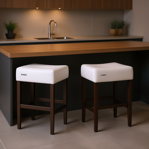 Set di 2 sgabelli da bancone ZUMA senza schienale, in similpelle bianca con gambe in legno, sedia da pranzo - Product Image 2