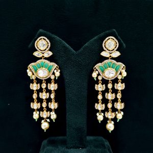 Boucles d'oreilles pendantes Kundan 07641, style victorien, plaquées, avec pierres vertes et perles, bijoux pour femmes, pour les fêtes et les mariages - Product Image 1