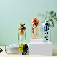 Bouteille d'eau sport en plastique de 950 ml grande capacité, personnalisable, avec mélangeur intégré, échelle graduée et couvercle à clapet à ouverture rapide, idéale pour le camping et la vente en gros.