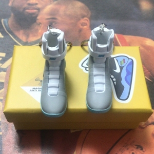 Dropshipping 3D Mini Sneaker portachiavi dal ritorno al futuro allevati portachiavi in plastica vietati - Product Image 1