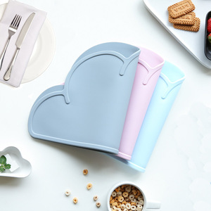 Set de repas pour bébé en silicone avec ventouse, comprenant un bol, une assiette isolante et des sets de table en forme de nuage pour enfants - Product Image 3