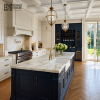Meubles de cuisine en U de style Grand Manoir, bleu marine américain, îlot à vin Sommelier, pilastre cannelé, plafond à caissons, menuiserie de manoir