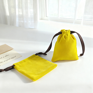Petite pochette en velours 8*10 cm, logo personnalisé imprimé, sac à poussière en velours avec cordon de serrage pour ranger colliers, boucles d'oreilles et bagues - Product Image 1