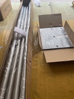 Supports de fond en tuyaux et draperies pour la décoration de mariage
