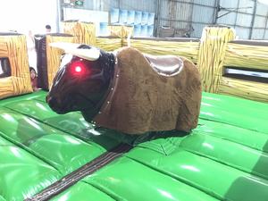 Equipo de entretenimiento personalizado de alta calidad, máquina taurina inflable para montar con Toro Rodeo y colchón inflable - Product Image 5