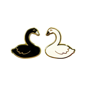 Spilla in metallo smaltato personalizzata con logo, design coppia di cigni, senza minimo d'ordine, all'ingrosso - Product Image 4