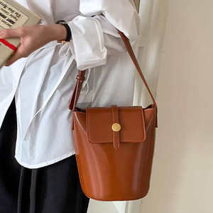 Nuevo bolso de diseñador de alta calidad con bandolera de cuero PU suave, bolso tipo cubo moderno para mujer - Product Image 6