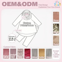 Ensemble 3 pièces décontracté pour petite fille : Robe longue asymétrique rouge unie à manches longues, Legging imprimé roses et Écharpe – Collection Boutique Noël