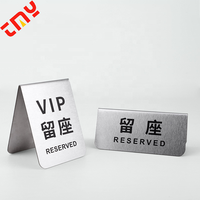 Signe de table réservé en métal triangulaire en acier inoxydable personnalisé de haute qualité pour Restaurant