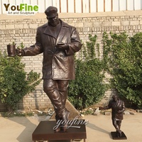 YOUFINE grandeur nature ou grand casting Art bar extérieur décor extérieur Bronze debout homme Statue tenant une tasse de bière à vendre