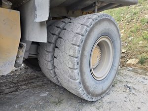 Camion benne minier Caterpillar 777D/773D modèle 2012 fabriqué au Japon, norme Euro 3, 451-500 ch, benne basculante robuste - Product Image 6