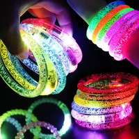 Bracelet en plastique lumineux LED Rave à piles bracelets clignotants pour fêtes d'anniversaire mariages cadeaux de fête