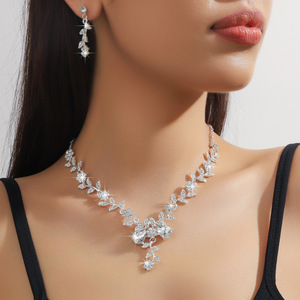 Elegante Juego de Joyería Nupcial Vintage, Collar y Aretes de Alta Gama con Cristales de Estrás para Bodas y Vestidos de Noche - Product Image 3
