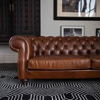 Canapé Chesterfield vintage trois places en cuir ciré, adapté aux salons, hôtels, salons de cigares et cafés, sur mesure