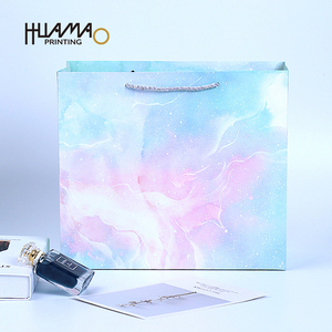 Bolsa de Papel de Regalo Personalizada con Logotipo, Verde, de Lujo, para Perfumes, con Asa de Diseño Propio - Product Image 1