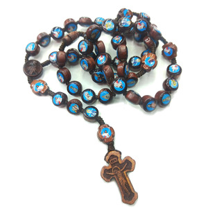 Chapelet en <span class=keywords><strong>bois</strong></span> de noyer foncé avec placage argent antique, médaille de saint <span class=keywords><strong>Christophe</strong></span> unisexe et crucifix gravé - Product Image 1