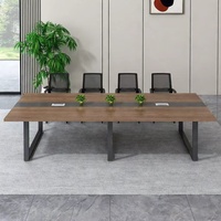 Bureau de direction moderne et luxueux, mobilier en bois, table de conférence, chaises de réunion pour hôtel et salle de réunion de bureau