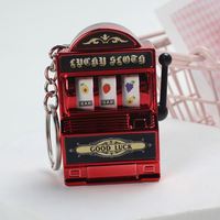 Porte-clés mini-machine à sous en silicone à marque privée, design dessin animé, souvenirs de Las Vegas en gros, avec poignée fonctionnelle, thème casino et jackpot porte-bonheur