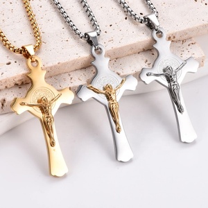 Ciondolo Crocifisso in Acciaio Inossidabile Placcato Oro 18K, Charm Croce di Gesù, Gioiello Religioso Cristiano, Regalo - Product Image 1