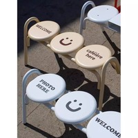 Ensemble de table et de chaises rondes d'extérieur en fer durable personnalisable avec un banc long à visage souriant pour terrasse, salon de thé à bulles, café