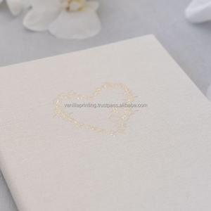 Porte-documents de mariage haut de gamme en lin avec estampage à chaud doré, invitation personnalisée pour suite de mariage de prestige - Product Image 4