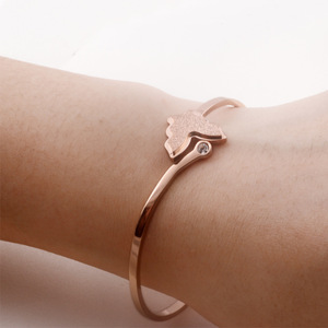 Bracelet à breloques papillon en or rose, en alliage de zinc, serti de pierres, bijou cadeau - Product Image 2