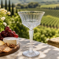 Flûte à champagne élégante à bord doré et nervurée, verre à cocktail sur pied en cristal blanc transparent pour banquets et dîners raffinés (vente en gros)