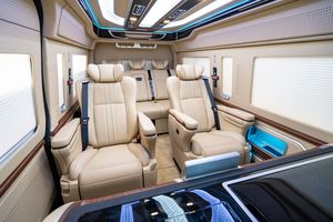 Kit de conversion intérieure de luxe pour Toyota Hiace avec sièges VIP, <span class=keywords><strong>bureau</strong></span> électrique, cloison intelligente et grand écran tactile - Product Image 4