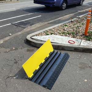Protection de câble portable robuste, chantier de construction, concert, dispositif de protection de fil de scène Câble <span class=keywords><strong>rampe</strong></span> en PVC à 3 canaux - Product Image 1