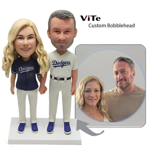 تمثال زوجين مصنوع يدويًا من الطين البوليمري كهدية زفاف رومانسية - Product Image 1