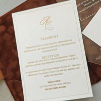 Invitations de mariage et d'anniversaire de style français en velours brun caramel de luxe, avec monogramme personnalisé en feuille d'or, insert en acrylique et ensemble d'enveloppes