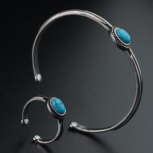 ชุดเครื่องประดับสไตล์วินเทจยุโรปอเมริกันตะวันตก กำไลข้อมือและแหวนสแตนเลสชุบทองประดับเทอร์ควอยซ์และมุก ดีไซน์ไม่ซ้ำใคร - Product Image 1