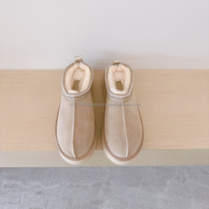 Chaussons en daim pelucheux pour femmes, doublés de fausse fourrure, style bottines d'hiver, antidérapants, chauds, à bout rond, pour intérieur et extérieur - Product Image 1