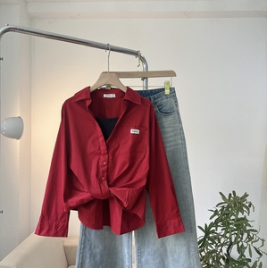 เสื้อเชิ้ตแขนยาว A509 ทรงหลวม คอปกพับได้ แต่งผ้าถักสีดำ พร้อมกระเป๋าปะ ดีไซน์ผูกเอว - Product Image 1