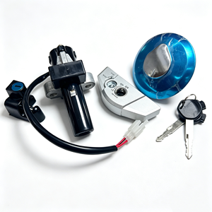 Set Completo di Chiusura per <span class=keywords><strong>Moto</strong></span>: Interruttore di Accensione + Tappo Serbatoio + Blocco Sella con 2 Chiavi per <span class=keywords><strong>MEGA</strong></span> PRO NUOVO 2007 - Product Image 1