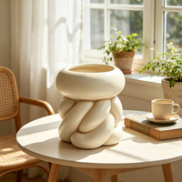 Pot de fleurs moderne abstrait en résine nouée, sculpture en corde torsadée crème, pot à fleurs esthétique en forme de corde tressée, vase décoratif pour plantes d'intérieur