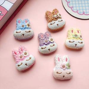 DHF キュートな漫画風ウサギのぬいぐるみブローチ、柔らかいぬいぐるみキーホルダーピン、ぶら下げウサギのペンダント、高品質のぬいぐるみおもちゃ、販促品 - Product Image 3