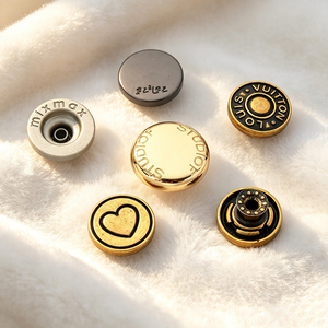 Boutons en alliage de zinc plaqué sur mesure, faible MOQ, prix d'usine, boutons personnalisés avec logo en or antique pour costume, manteau, vêtement de mode - Product Image 1