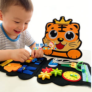 Livre d'activités Montessori EPT avec couronne de tigre mignonne, tableau d'activités en <span class=keywords><strong>feutre</strong></span> <span class=keywords><strong>pour</strong></span> les tout-petits, pratique <span class=keywords><strong>pour</strong></span> les vestes à fermeture éclair ou les chemises à boutons - Product Image 3