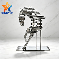 Sculpture abstraite de cheval en acier inoxydable 304, découpée en couches, à lattes horizontales polies miroir, pour hôtels, places, jardins, art personnalisé