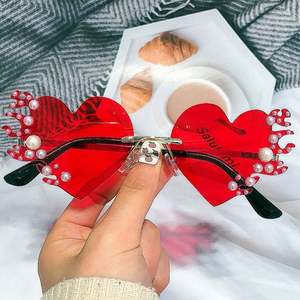 Gafas de Sol de Moda 2022, Elegantes y Modernas, de Aleación, con Forma de Ojo de Gato Rojo, con Perlas Blancas en Forma de Corazón, para Mujer - Product Image 2