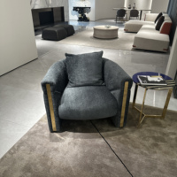 Salon minimaliste italien, hôtel, villa, chambre à coucher, canapé simple, fauteuil confortable, chaise longue en tissu avec cadre en bois
