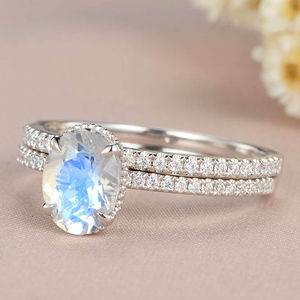 แหวนเงินแท้ 925 ประดับด้วยพลอยควอตซ์มูนสโตนธรรมชาติทรงรีเจียระไน แหวนแต่งงานมูนสโตนธรรมชาติ - Product Image 2