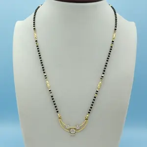 Elegante Collar Mangalsutra Dorado con Cuentas Negras y Colgante de Diamantes, Joyería Nupcial Tradicional para Mujer - Product Image 1