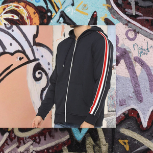 Sweat à capuche zippé premium noir avec bandes contrastantes rouge et blanc sur les manches, manches longues, style décontracté, sportswear, streetwear - Product Image 3