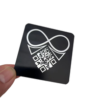 Etiqueta de Código QR de Aluminio Grabada Personalizada, Acabado Brillante en Negro, Placa de Identificación Metálica con Número de Serie para Señales Públicas