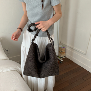Sac à bandoulière chic léopard pour femme, sac hobo grande capacité avec sangle froncée pour le quotidien et le streetwear - Product Image 3