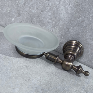 Elegante Jabonera con Soporte de Latón Cepillado, Vidrio Satinado, Diseño Clásico Redondeado para un Toque Sofisticado y Atemporal en Cualquier Baño - Product Image 5